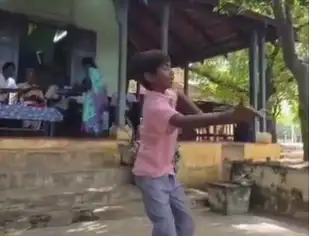 பரதநாட்டியம் ஆடும் அரசு பள்ளி மாணவர் மதியழகன்