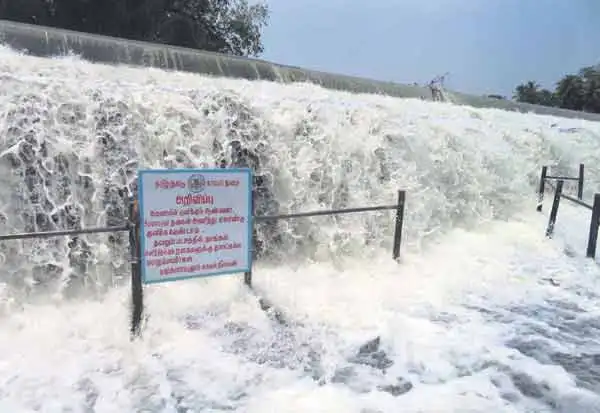 பவானி ஆற்றில் வெள்ளப்பெருக்கு ஏற்பட்டுள்ள காட்சி