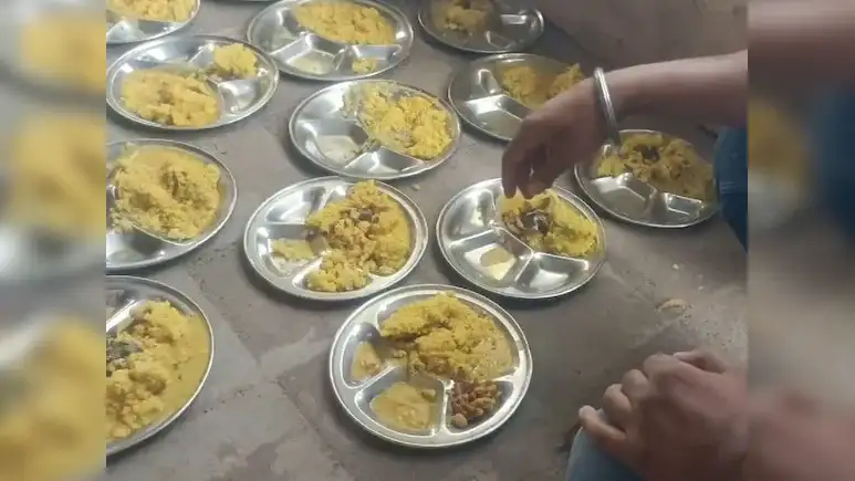 பீகார் அரசுப் பள்ளியில் சோப்புத்தூள் கலந்த உணவால் பாதிக்கப்பட்ட மாணவர்கள்