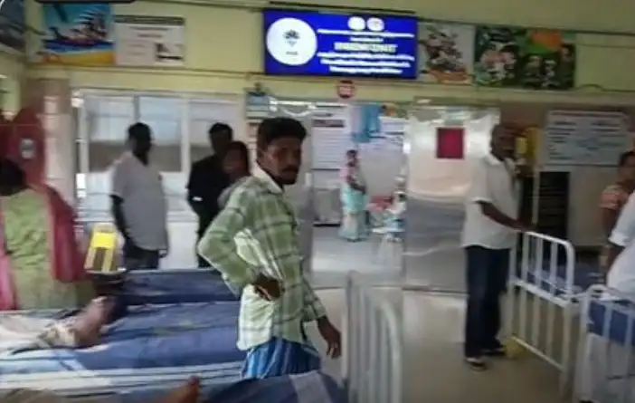 வாந்தி, மயக்கத்தால் பாதிக்கப்பட்ட குழந்தைகள் மருத்துவமனையில் சிகிச்சை பெறுதல்