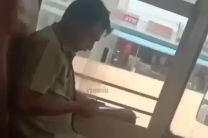 புகைப்பிடிக்கும் அரசு பேருந்து நடத்துநர்