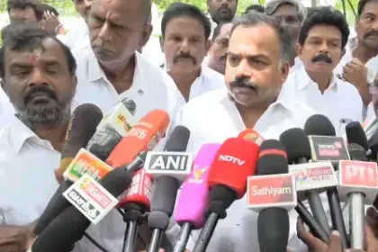 மாணிக்கம் தாகூர் செய்தியாளர் சந்திப்பில் பேசுகிறார்