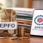 EPFO இணையதளத்தில் பி.எஃப் வட்டி விவரங்களைச் சரிபார்க்கும் நபர்