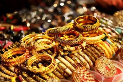 சென்னையில் தங்கத்தின் விலை உயர்வு குறித்த அறிவிப்பு பலகை
