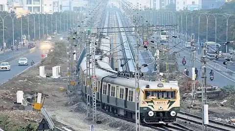 சென்னை மெட்ரோ ரயில் மற்றும் எம்ஆர்டிஎஸ் ரயில் இணைப்பைக் குறிக்கும் படம்