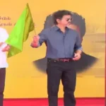 முதலமைச்சர் விஜய் புதிய குளிர்சாதன மின்சாரப் பேருந்துகளை கொடியசைத்து தொடங்கி வைக்கும் காட்சி