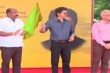 முதலமைச்சர் விஜய் புதிய குளிர்சாதன மின்சாரப் பேருந்துகளை கொடியசைத்து தொடங்கி வைக்கும் காட்சி