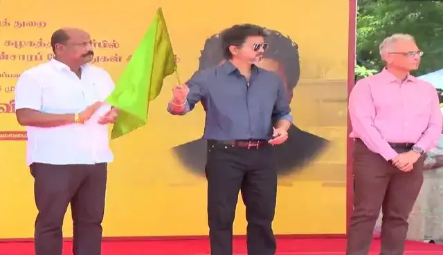 முதலமைச்சர் விஜய் புதிய குளிர்சாதன மின்சாரப் பேருந்துகளை கொடியசைத்து தொடங்கி வைக்கும் காட்சி