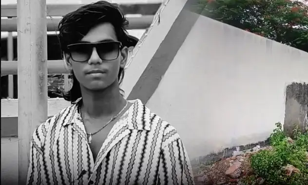 சென்னையில் கொலை செய்யப்பட்ட பிளஸ் 2 மாணவர் தனுஷ் உடலை காவல்துறையினர் ஆய்வு செய்கின்றனர்.