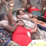 சென்னையில் போராட்டத்தில் ஈடுபட்ட தூய்மைப் பணியாளர்களைக் காவல்துறையினர் கைது செய்யும் காட்சி