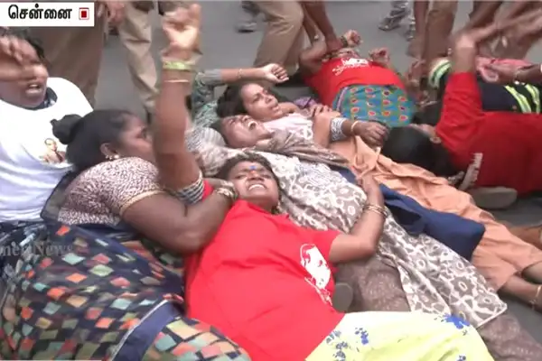 சென்னையில் போராட்டத்தில் ஈடுபட்ட தூய்மைப் பணியாளர்களைக் காவல்துறையினர் கைது செய்யும் காட்சி