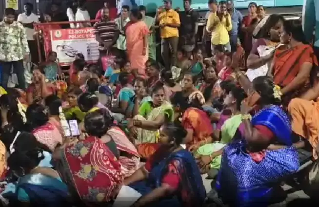சென்னையில் போராட்டத்தில் ஈடுபட்டுள்ள தூய்மைப் பணியாளர்கள்