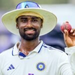 சேதேஷ்வர் புஜாரா மானவ் சுதாருக்கு அறிவுரை வழங்கும் காட்சி