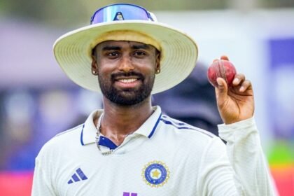சேதேஷ்வர் புஜாரா மானவ் சுதாருக்கு அறிவுரை வழங்கும் காட்சி