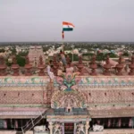 சிதம்பரம் நடராஜர் கோவில் கிழக்கு ராஜகோபுரத்தில் தேசியக்கொடி ஏற்றப்படும் காட்சி