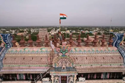 சிதம்பரம் நடராஜர் கோவில் கிழக்கு ராஜகோபுரத்தில் தேசியக்கொடி ஏற்றப்படும் காட்சி