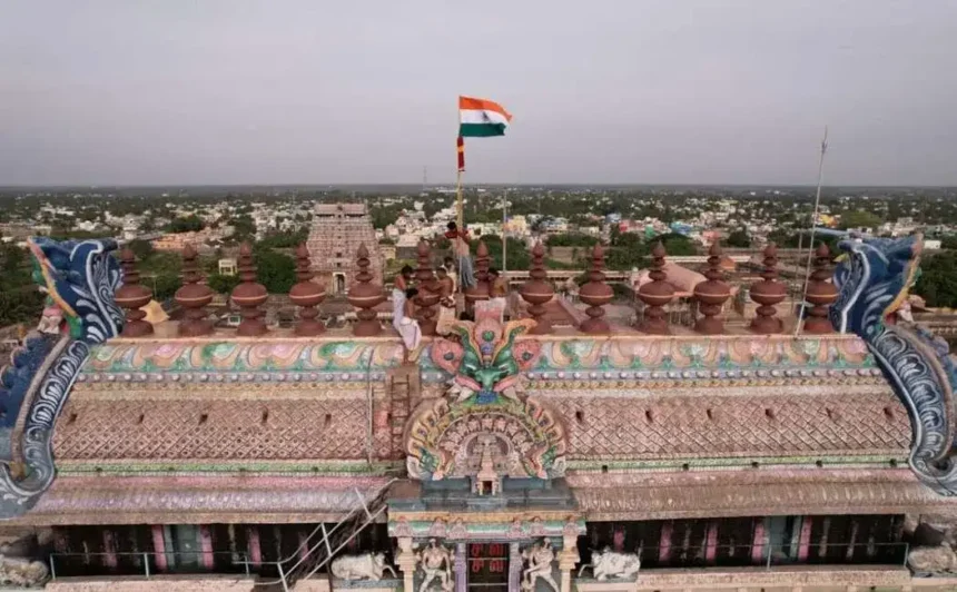 சிதம்பரம் நடராஜர் கோவில் கிழக்கு ராஜகோபுரத்தில் தேசியக்கொடி ஏற்றப்படும் காட்சி