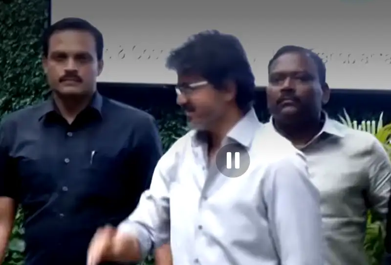 தமிழக முதலமைச்சர் ஜோசப் விஜய் மருத்துவ ஆலோசனை பெறும் காட்சி