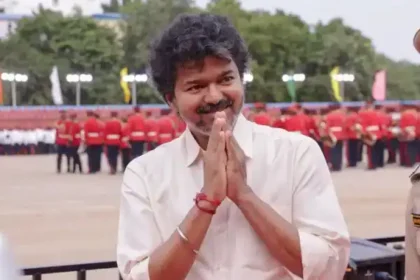 தமிழக முதல்வர் விஜய் புதிய ஐகோர்ட் நீதிபதிகளுக்கு வாழ்த்து தெரிவிக்கும் படம்