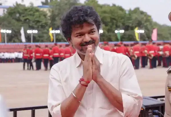 தமிழக முதல்வர் விஜய் புதிய ஐகோர்ட் நீதிபதிகளுக்கு வாழ்த்து தெரிவிக்கும் படம்