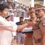 முதலமைச்சர் ச. ஜோசப் விஜய் காவலர்களுக்கு பதக்கங்களை வழங்குகிறார்