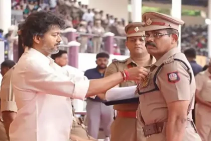முதலமைச்சர் ச. ஜோசப் விஜய் காவலர்களுக்கு பதக்கங்களை வழங்குகிறார்