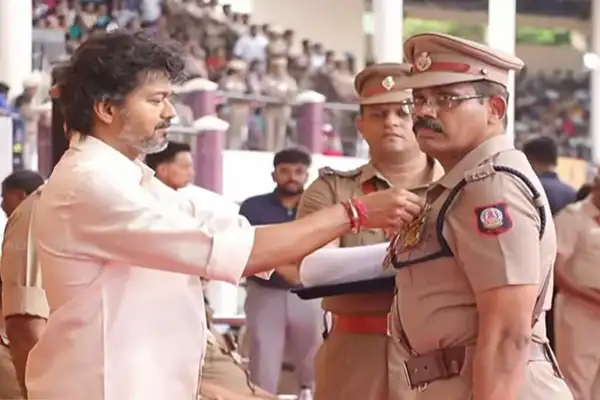 முதலமைச்சர் ச. ஜோசப் விஜய் காவலர்களுக்கு பதக்கங்களை வழங்குகிறார்