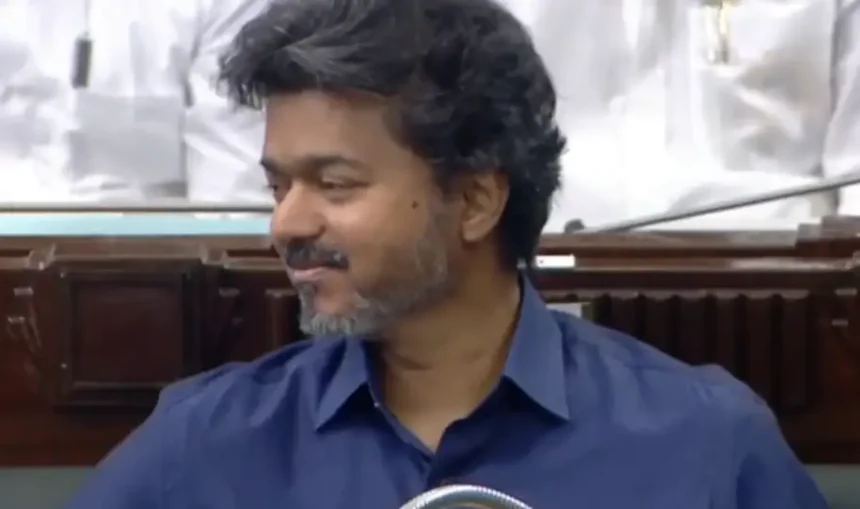 சட்டமன்றத்தில் பேசும் முன்னாள் அமைச்சர் எ.வ.வேலு மற்றும் சிரிக்கும் முதல்வர் விஜய்