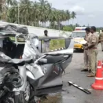 விபத்துக்குள்ளான கார் மற்றும் லாரி