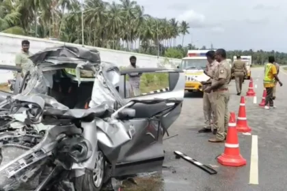 விபத்துக்குள்ளான கார் மற்றும் லாரி