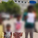 கோவை மாவட்ட ஆட்சியர் பவன்குமார் முன்பு புகார் மனு அளிக்கும் நபர்