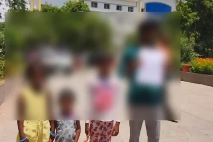கோவை மாவட்ட ஆட்சியர் பவன்குமார் முன்பு புகார் மனு அளிக்கும் நபர்
