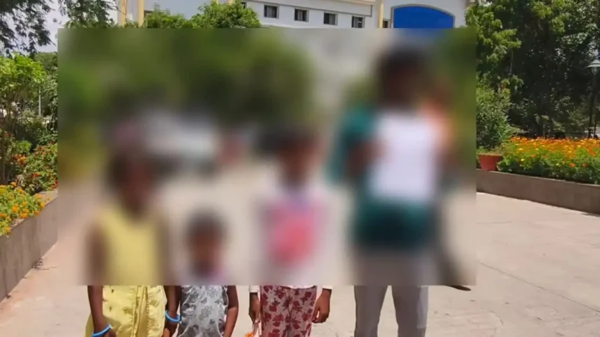 கோவை மாவட்ட ஆட்சியர் பவன்குமார் முன்பு புகார் மனு அளிக்கும் நபர்