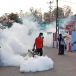 கோவை அன்னூரில் கொசு மருந்து தெளிக்கும் பணியாளர்கள்