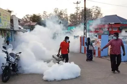 கோவை அன்னூரில் கொசு மருந்து தெளிக்கும் பணியாளர்கள்