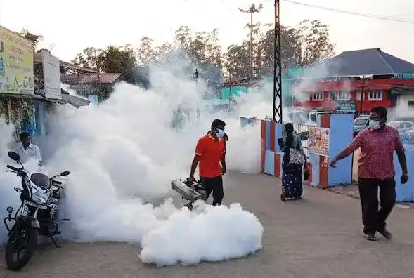 கோவை அன்னூரில் கொசு மருந்து தெளிக்கும் பணியாளர்கள்