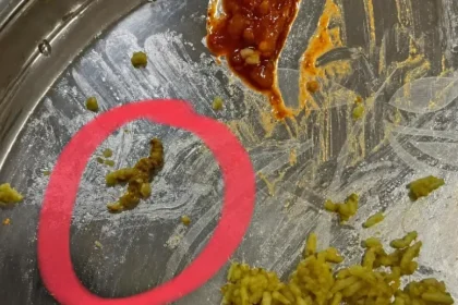 கோவை தனியார் கல்லூரியில் புழுவுடன் உணவு கண்டெடுக்கப்பட்டதால் போராட்டத்தில் ஈடுபட்ட மாணவர்கள்