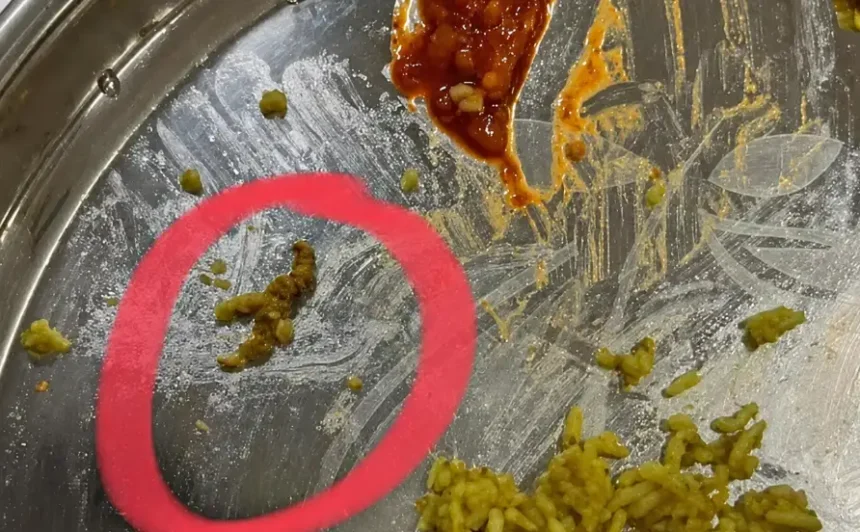 கோவை தனியார் கல்லூரியில் புழுவுடன் உணவு கண்டெடுக்கப்பட்டதால் போராட்டத்தில் ஈடுபட்ட மாணவர்கள்