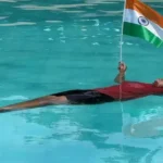 கையில் தேசிய கொடியுடன் மிதக்கும் மாணவி நித்யபாரதி