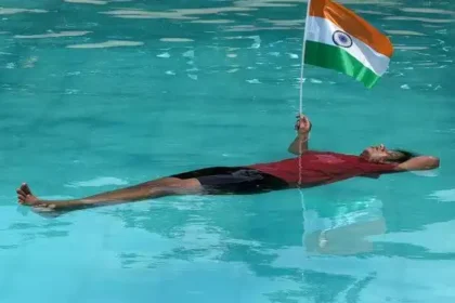 கையில் தேசிய கொடியுடன் மிதக்கும் மாணவி நித்யபாரதி