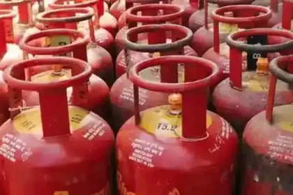 சமையல் எரிவாயு சிலிண்டர் மற்றும் ஆதார் அட்டை