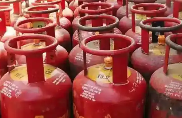சமையல் எரிவாயு சிலிண்டர் மற்றும் ஆதார் அட்டை