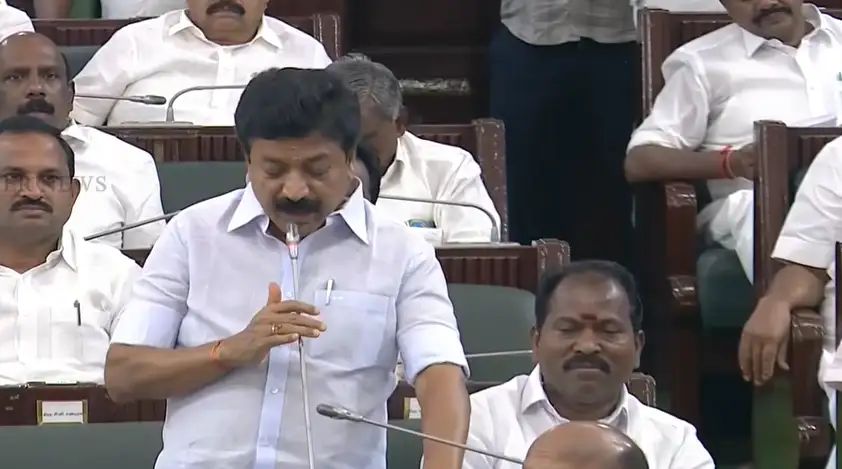 அதிமுக மூத்த தலைவர் சி.வி.சண்முகம் செய்தியாளர்களை சந்திக்கும் காட்சி