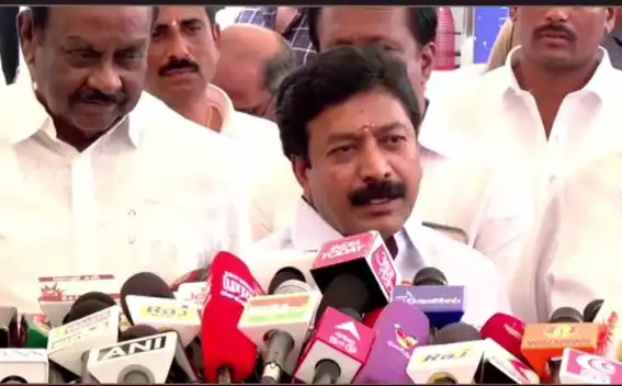 முன்னாள் அமைச்சர் சி.வி.சண்முகம் செய்தியாளர்களை சந்திக்கும் காட்சி
