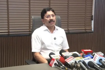 திமுக எம்பி தயாநிதி மாறன் செய்தியாளர்களை சந்திக்கும் காட்சி
