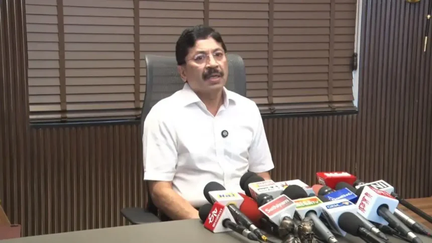 திமுக எம்பி தயாநிதி மாறன் செய்தியாளர்களை சந்திக்கும் காட்சி