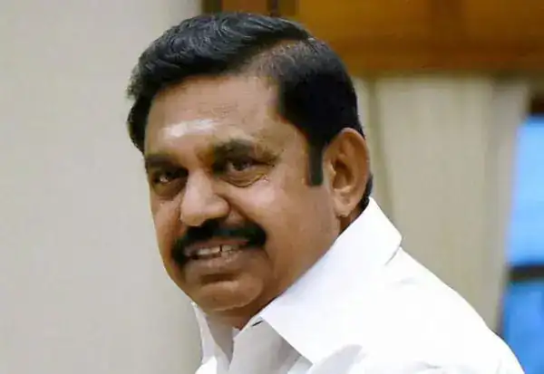 பாதிக்கப்பட்ட நெற்பயிர்களை பார்வையிடும் விவசாயிகள்