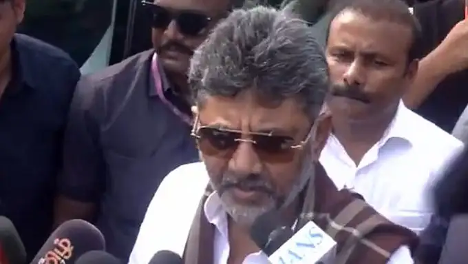 கர்நாடக முதல்வர் டி.கே.சிவக்குமார் செய்தியாளர்களை சந்திக்கும் காட்சி