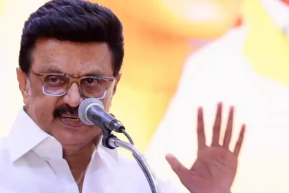 திமுக தலைவர் மு.க.ஸ்டாலின் அறிக்கை வெளியிடும் காட்சி