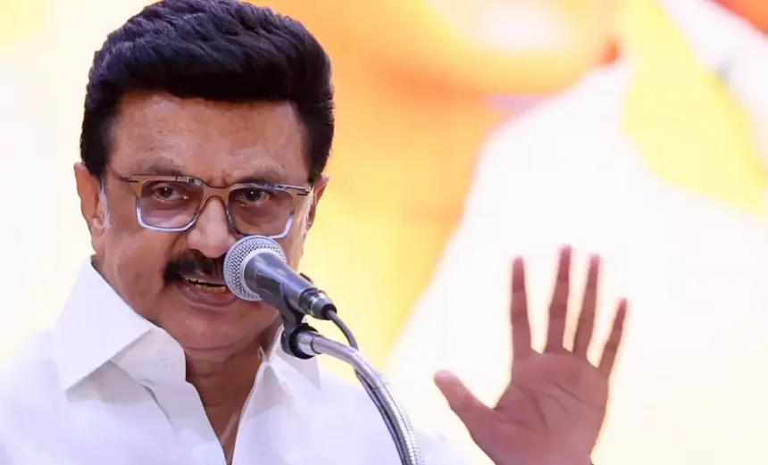 திமுக தலைவர் மு.க.ஸ்டாலின் அறிக்கை வெளியிடும் காட்சி